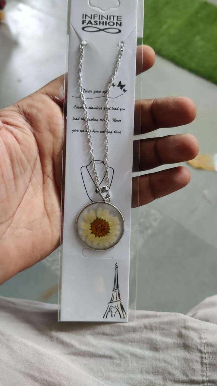 Natural White Daisy Preserved In Resin  Pendant For Men & Women PRODUCT CODE (OS0006891)