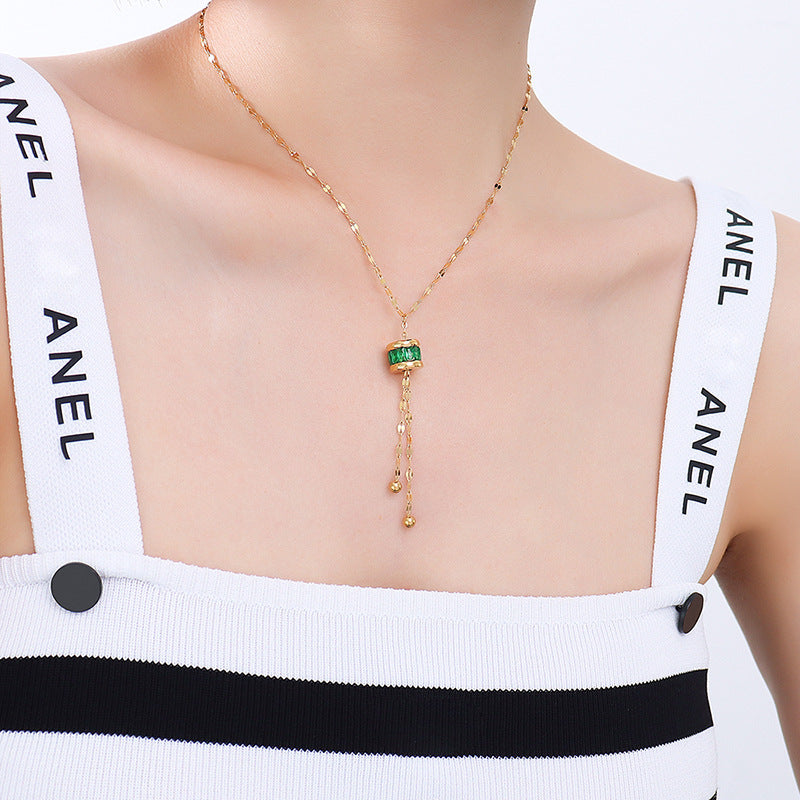 Niche Design Retro Light Luxury Emerald Tassel Pendant Necklace